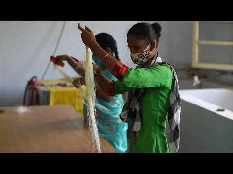 Làm vải từ thân cây chuối